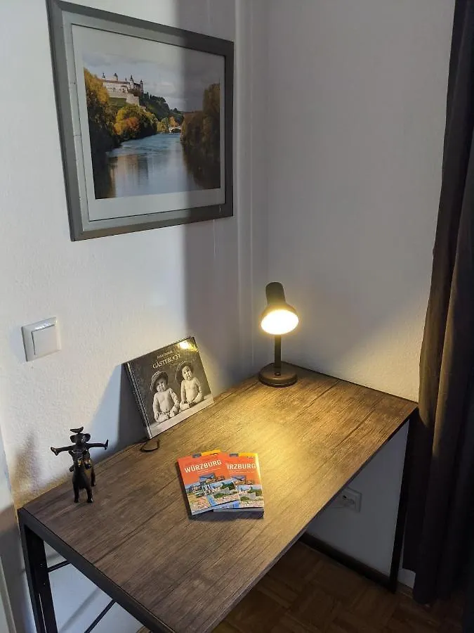 Wohnen am Main - gemütlicher Altbau, zentral Würzburg 0*,